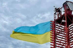На маяке в Одесской области установили огромный флаг Украины