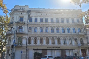 После недавней реставрации: в центре Одессы разрушается старинное здание (фотофакт)