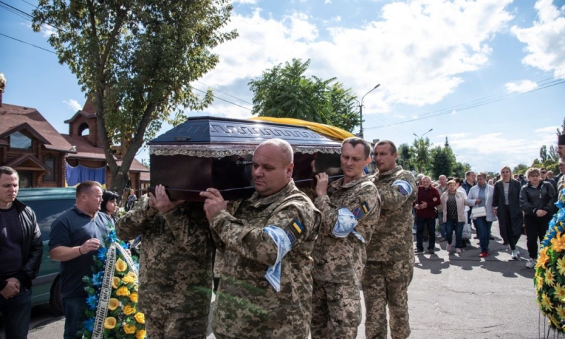 «Батькову нагороду отримає син Марат»: Сергій Сова, фото руки якого облетіло весь світ, посмертно став «Героєм України»