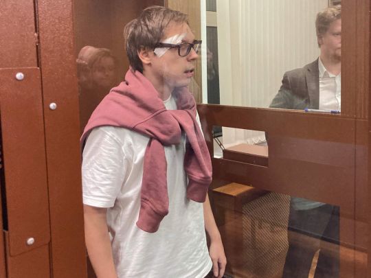 Російські силовики зґвалтували гантеллю московського активіста за антивоєнні вірші