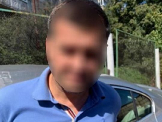 Відштовхнув господиню і вибіг із квартири з грошима та обручкою: у Києві жінка застала вдома грабіжника