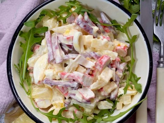 Смачно і надзвичайно просто: салат з ананасами і крабовими паличками