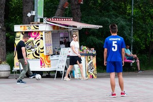 Парк Победы незаконно заставили аттракционами