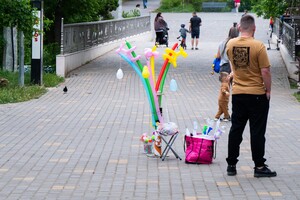 Парк Победы незаконно заставили аттракционами