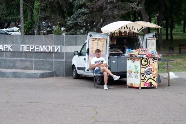 Парк Победы незаконно заставили аттракционами