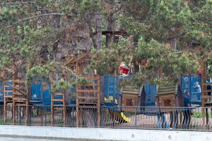 Парк Победы незаконно заставили аттракционами