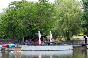 Парк Победы незаконно заставили аттракционами