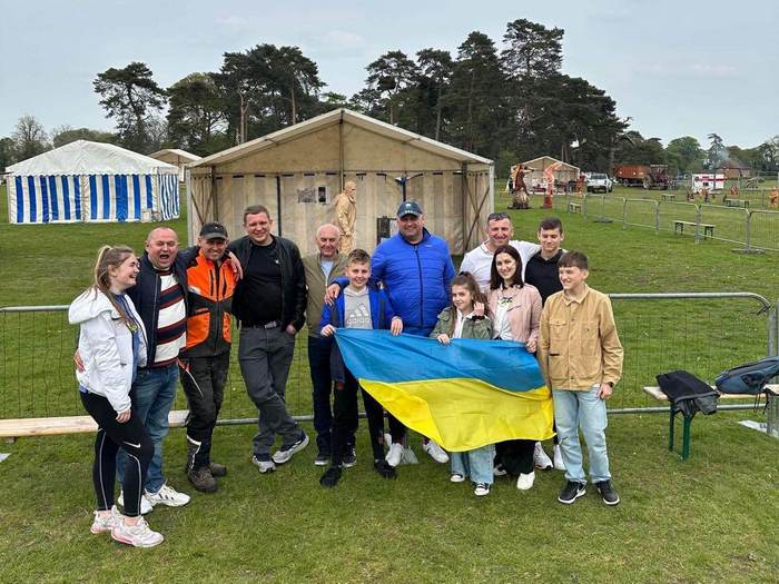 «Я дозволяв собі на відпочинок лише 6 годин»: українець створив із дерева постать героя, якого після слів «Слава Україні» вбили окупанти