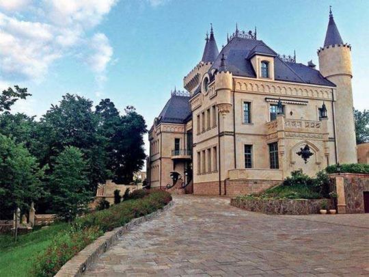 Замок під замком: маєток Пугачової та Галкіна у селі Грязь заарештовано