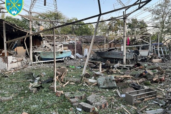 Последствия ночной атаки на Одессу: обломки беспилотника упали на яхт-клуб