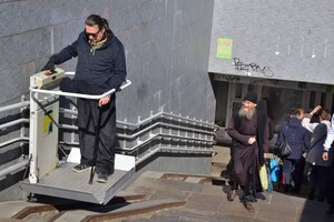 В Одессе заработали электрические подъемники для людей с инвалидностью