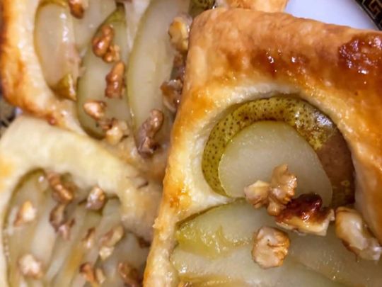 Слойки з грушею, медом і горішками: швидкі ласощі до чаю