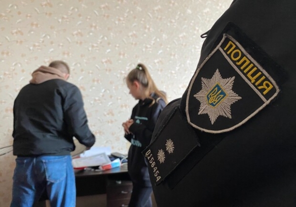 В Одессе разоблачили двух парней, которые пригрозили пистолетом и отобрали деньги