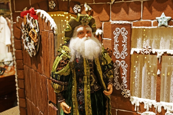 В Одессе украшают витрины к Новому году: где сфотографироваться