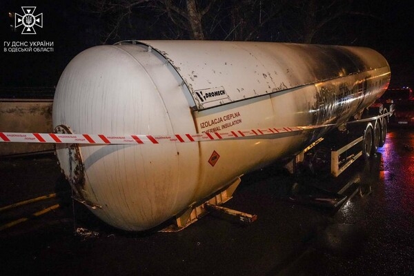 В Одессе горел и мог взорваться газовоз: подробности
