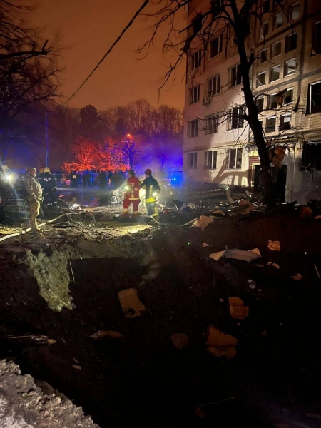 Жителів київської багатоповерхівки, яка постраждала під час ракетного удару, тимчасово розмістять у будівлі школи, — КМВА (фото, відео)