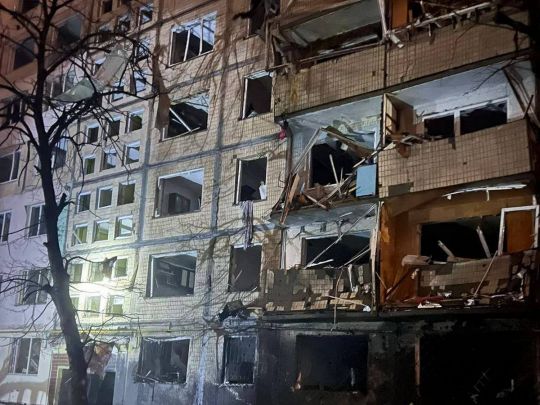 Жителів київської багатоповерхівки, яка постраждала під час ракетного удару, тимчасово розмістять у будівлі школи, — КМВА (фото, відео)