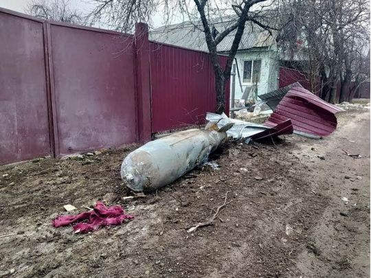 Російські літаки скинули дві авіабомби під бєлгородом: евакуйовано 150 людей