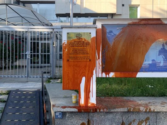 Консульство рф у Празі облили «кров'ю» за «Охматдит»: в мережі показали відео