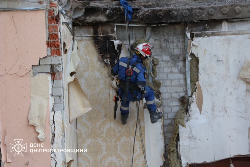 Удар по Дніпру: кількість жертв російської атаки збільшилася (фото)