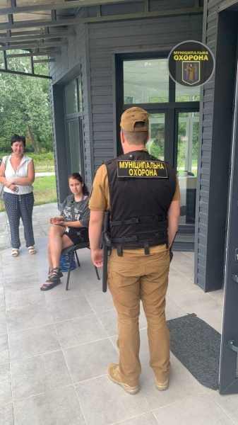 У Києві муніципальна варта і медики «швидкої» рятували дівчинку після нападу зграї ос