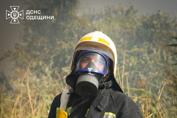 В Одессе вспыхнул масштабный пожар на полях орошения: возгорание гасили в течение нескольких часов