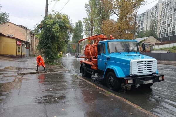 В Одессе из-за непогоды полностью затопило некоторые улицы, не курсируют несколько трамваев (обновлено)