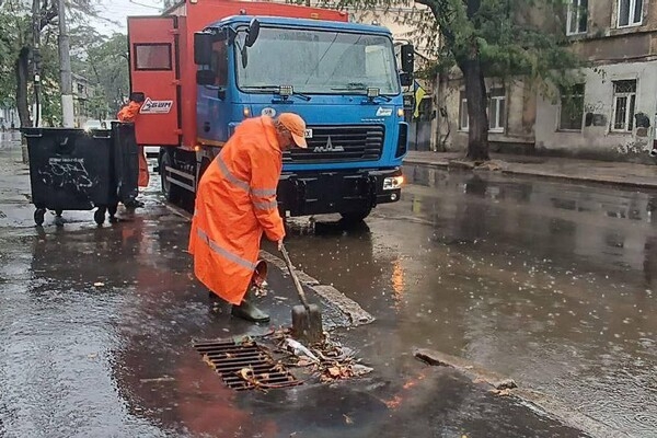 В Одессе из-за непогоды полностью затопило некоторые улицы, не курсируют несколько трамваев (обновлено)