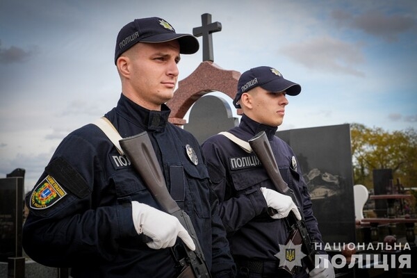 В Одессе простились с полицейским, который получил тяжелые ранения во время обстрела города 18 ноября