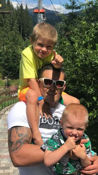 «Кохаю»: дружина Усика у його день народження поділилася архівними сімейними фото