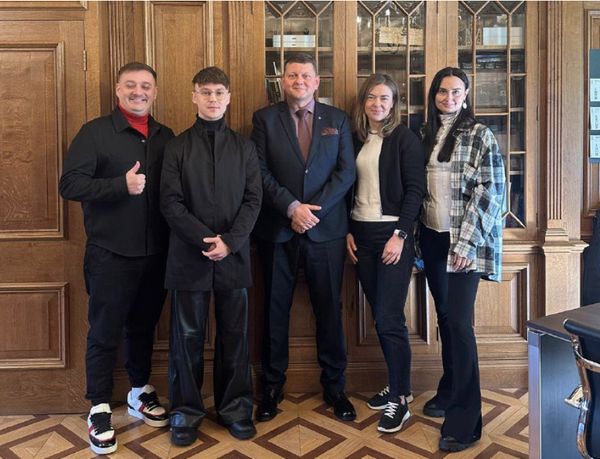 Артем Пивоваров зустрівся з Валерієм Залужним і «запалив» глядачів у Лондоні (відео)