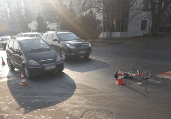 В Одесском районе в ДТП с участием двух автомобилей травмировался велосипедист