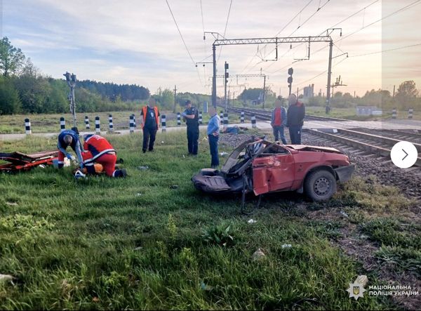 Поїзд переїхав автомобіль у Рівненській області: загинули люди (фото)